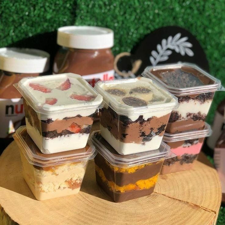 Doces artesanais variados em bandeja transparente, destacando os sabores que mais fazem sucesso na confeitaria.
