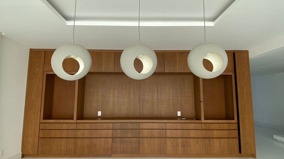 Sala de jantar com buffet sob medida e pendentes lua da Geo Cerâmica