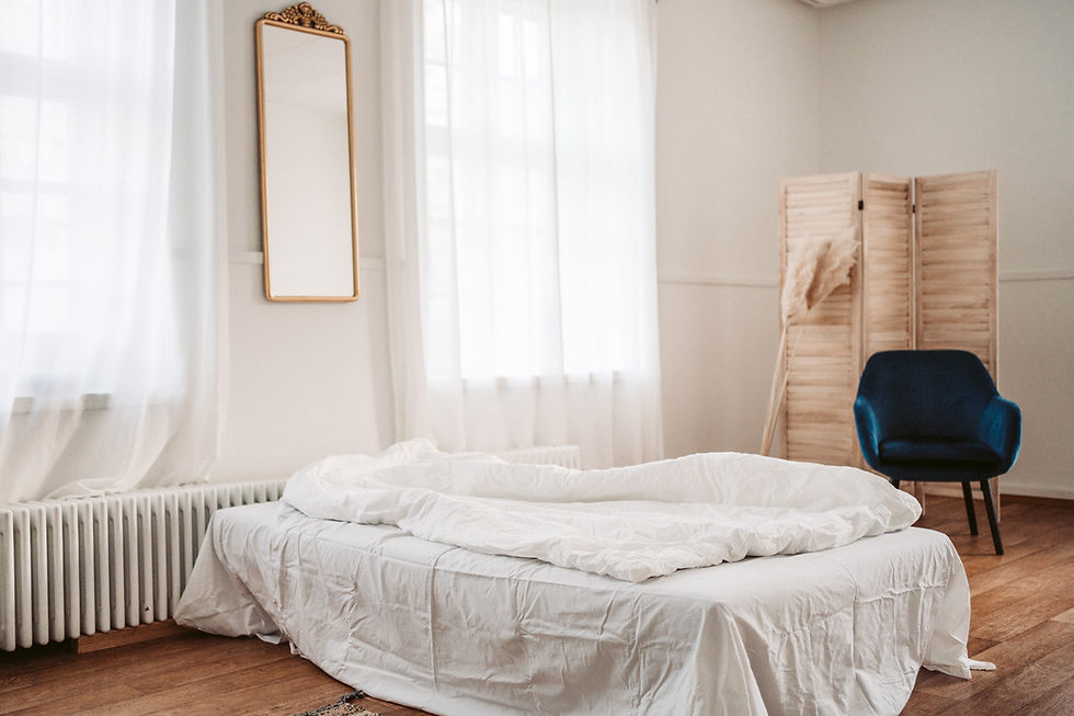 Ihana luonnonvalostudio boudoirkuvaukseen Kuva Suvi Helmi Photography
