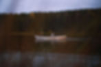 Pariskunta soutamassa järvellä Lapissa