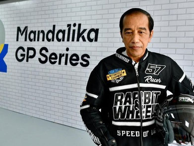 Presiden Jokowi Naik Motor Keliling Sirkuit Mandalika