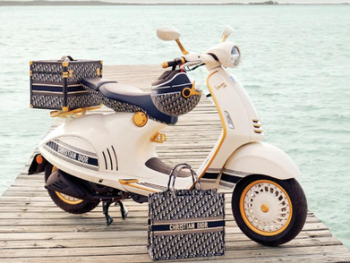Vespa Luncurkan Versi Terbaru Skuter 946 Edisi Christian Dior