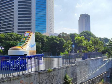 Tiba-Tiba Ada Sepatu Raksasa Di Jakarta. Ada Apa Sih?