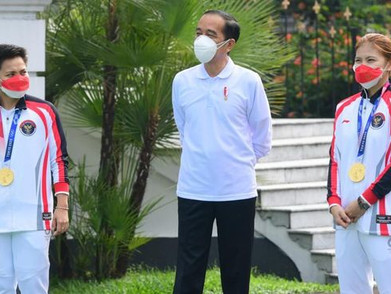 Pak Jokowi Baru Saja Membeli Sepatu Karya Greysia Polii
