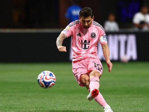 Messi signe un coup franc magistral et rapproche un peu plus l’histoire