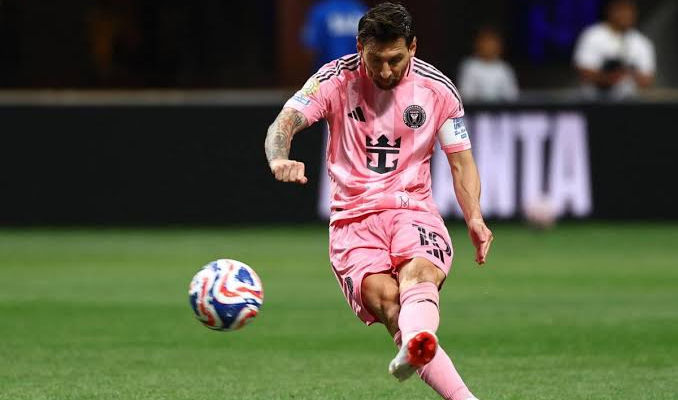 Messi signe un coup franc magistral et rapproche un peu plus l’histoire