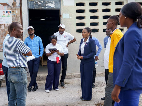 La directrice générale du FNE évalue les besoins d’une école aux Gonaïves