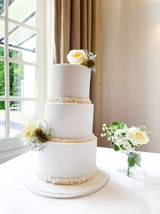 bruidstaart bloem naakte taart, bruidstaart semi naakte taart, bruidstaart, bruidstaart met parels, suikerpasta bruidstaart,wedding cake flower naked cake, wedding cake semi naked cake, wedding cake, wedding cake with pearls, sugar paste wedding cake.