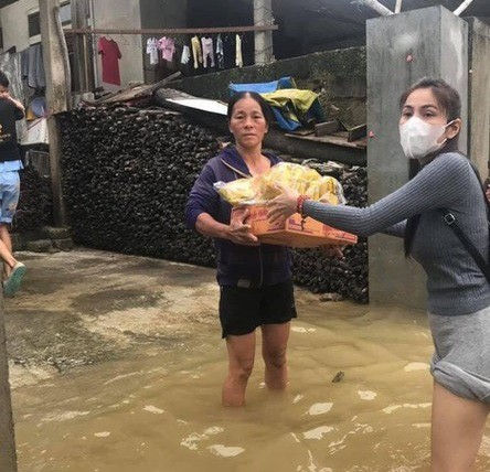 Cùng làm từ thiện như nhiều sao Việt, vì sao Thủy Tiên gây xúc động? - Ảnh 1.