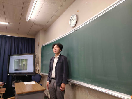 講演を行う弊社代表の赤瀬太一
