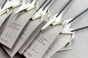 Wunderkerzen mit dem Konzept Origami mit Faltelementen und Origamikranichen