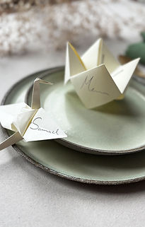 Menüs gefaltet zu einer Seerose passend zur Kollektion der Kranich