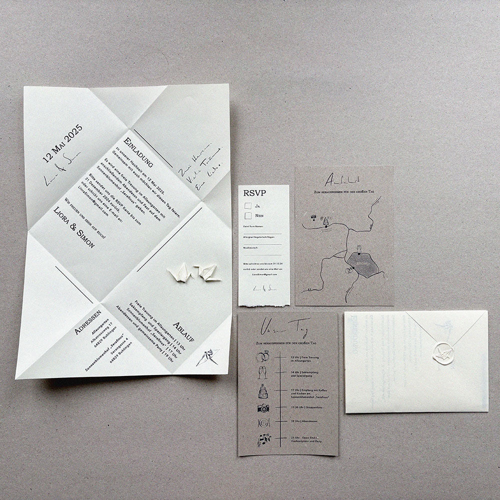 Einladungskarte „DER KRANICH“ – Weiße Recyclingpapierkarte, kunstvoll gefaltet mit Wachssiegel.