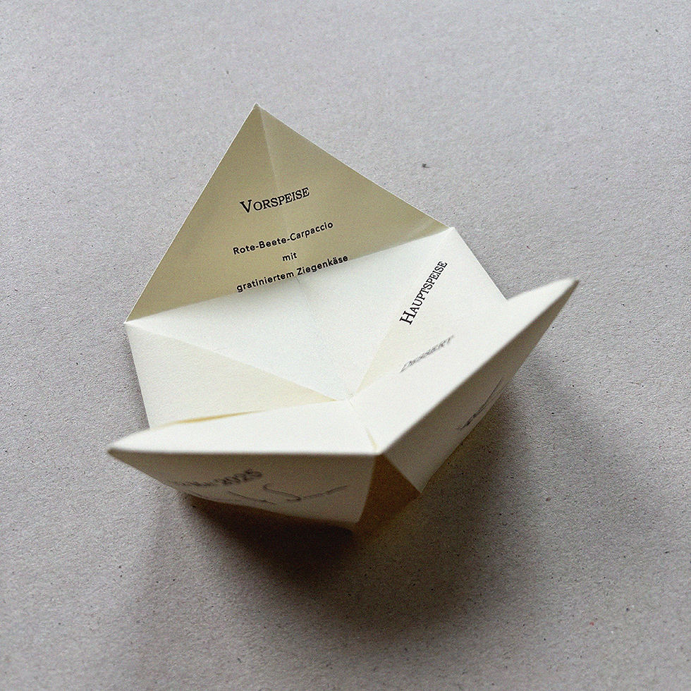 Miniaturbild: Origami Menü „DER KRANICH“ in Form einer Lotusblüte, personalisiert mit Namen und Datum der Hochzeit.