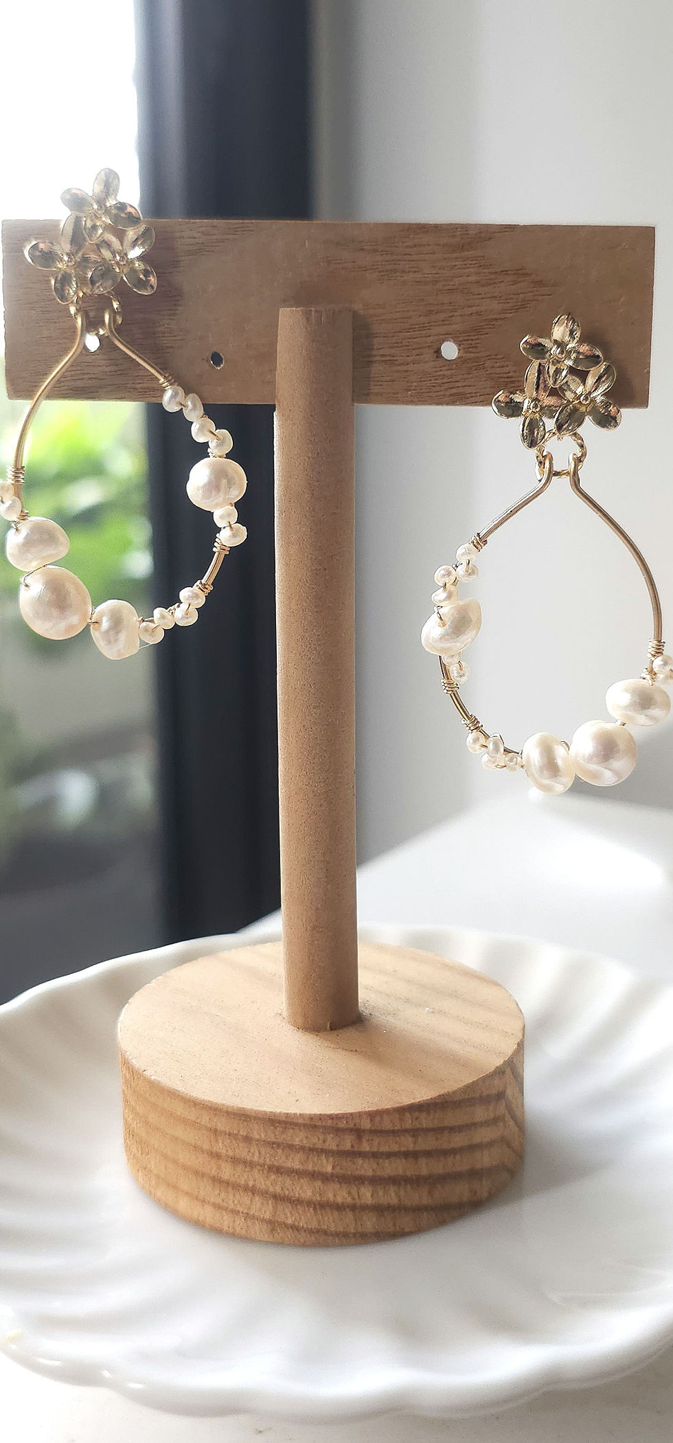 Thumbnail: "Margrethe", a pearly hoop earrings