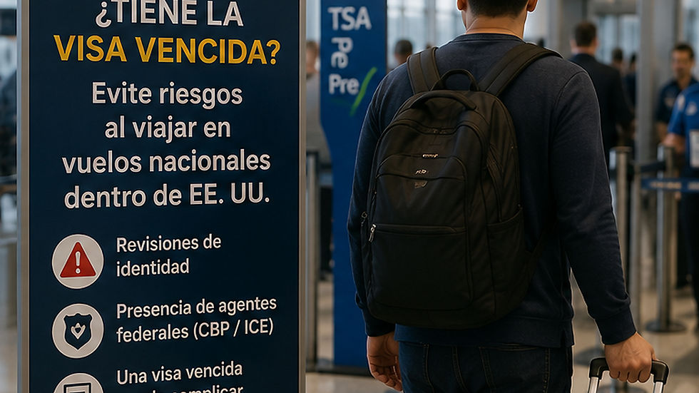 Pasajero con mochila en aeropuerto junto a cartel: ¿TIENE LA VISA VENCIDA? Evite riesgos al viajar en vuelos nacionales en EE. UU.