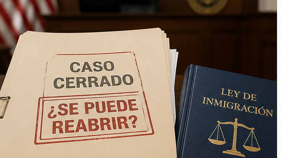 Carpeta legal con sello Caso cerrado ¿Se puede reabrir? junto a libro Ley de inmigración, en escritorio de oficina.