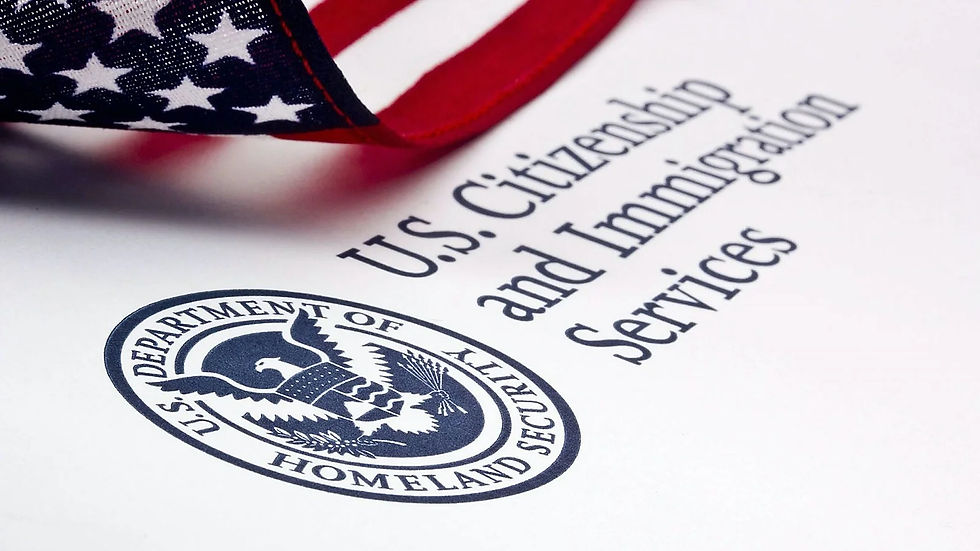 Documento de U.S. Citizenship and Immigration Services con sello de Seguridad Nacional y bandera de EE. UU.