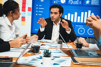 Manager vor Diagramm; Krisenmanagement und Krisenprävention mit URImpuls AG, Zentralschweiz