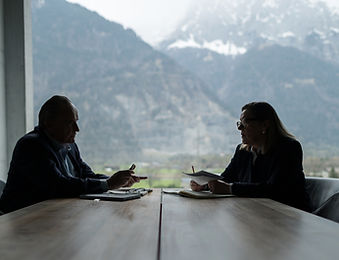 Heidi Zgraggen und Bruno Dobler sitzen sich am Tisch gegenüber; Sparringpartner und Impulsgeber bei URimpuls, Zentralschweiz