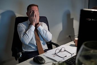 Manager mit Händen vor Augen; URImpuls AG, Zentralschweiz, hilft bei Krisen und schwierigen Entscheiden.