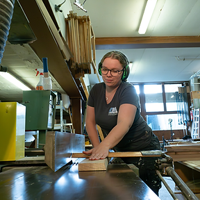 Anja Vogt an der Arbeit; Schreinerei Kurt Meier GmbH, Gossau ZH
