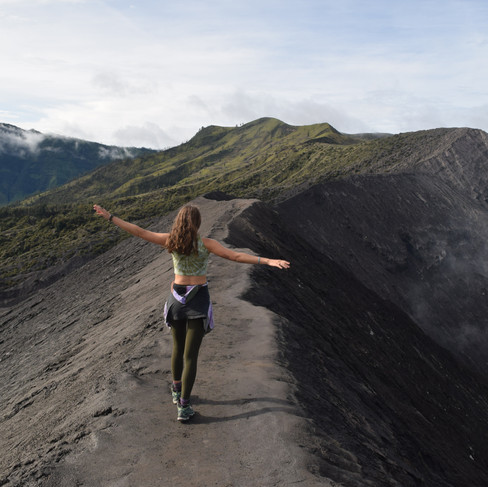 Backpacking in Java, Indonesia. What to do, what to see, in Java. How to tour Mount Ijen and Mount Bromo.