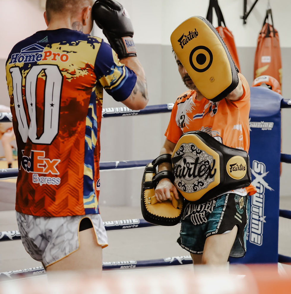 Muay Thai training prats Kampfsport gym_edited.jpg