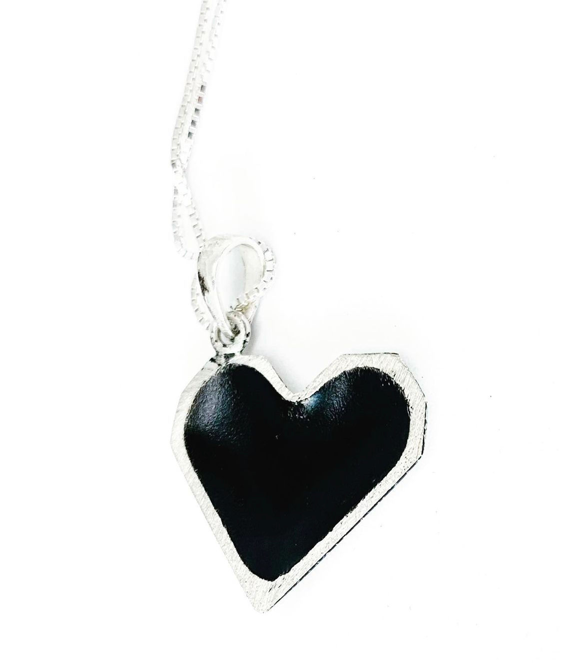 Colar "Coração", em prata e pintura automotiva, da joalheira Carol Bergocce