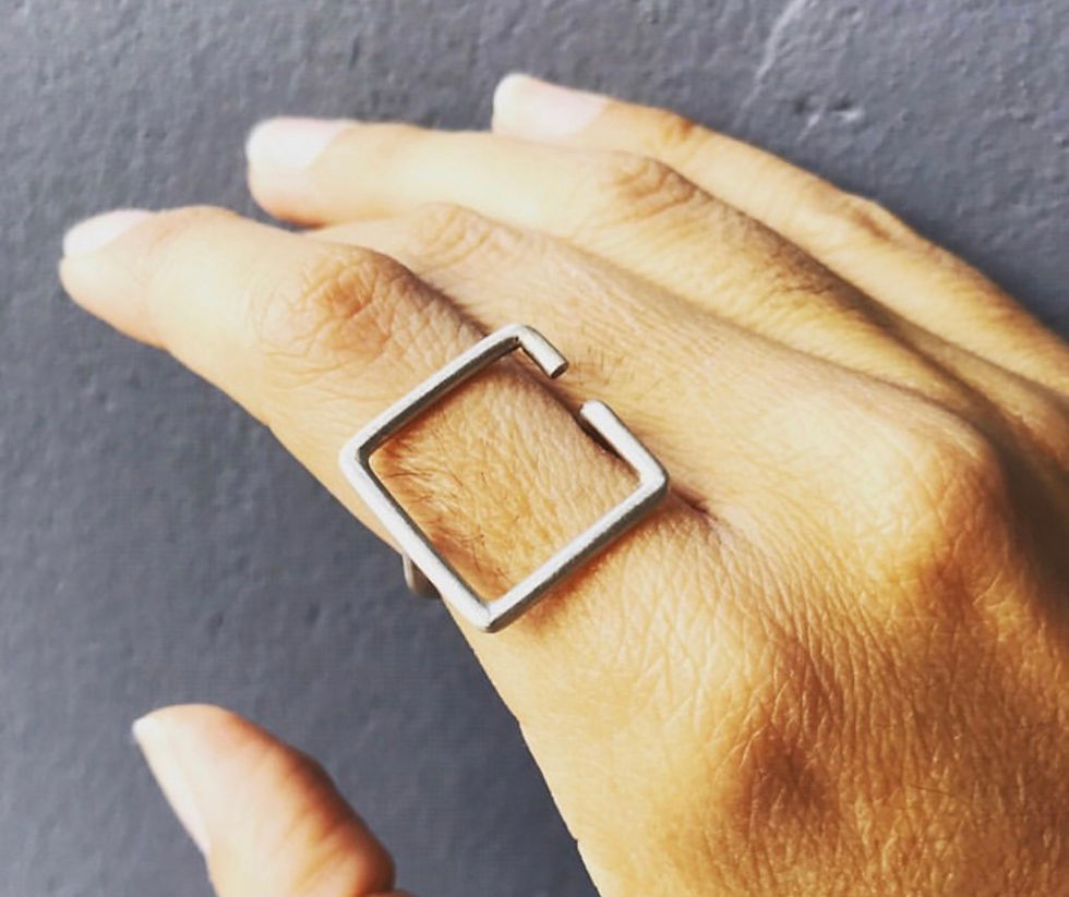 Thumbnail: Anel Quadrado, em prata escovada, da joalheira Vivianne Kiritani