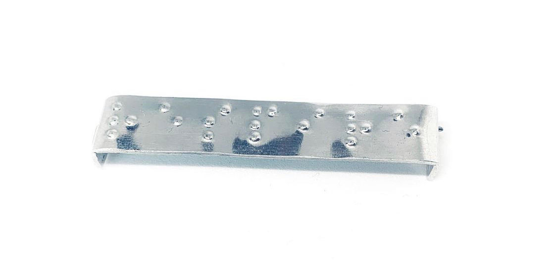 Broche "Respire", em braille, cobre e banho de ouro, Vivianne Kiritani