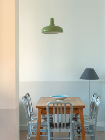 Table à manger en bois, quatre chaises, suspension verte, Appartement en Corse 4 personnes.