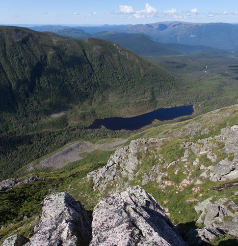 Montagne, forêt et lac parc national Gaspésie