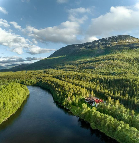 Lodge Reisa et rivière.jpg