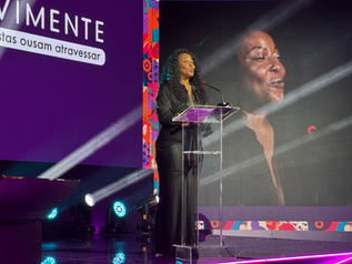 Maíra Azevedo como mestre de cerimônias