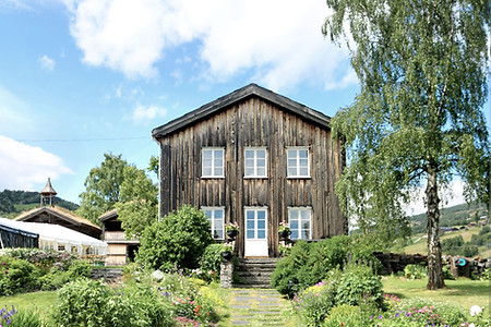 Prestgarden i Vågå. En hage med gamle historiske hus fra 16 - 17 og 1800-tallet, med en vakker hage gjort etter slik den var på slutten av 1700-tallet da Christine Storm Munch bodde der.