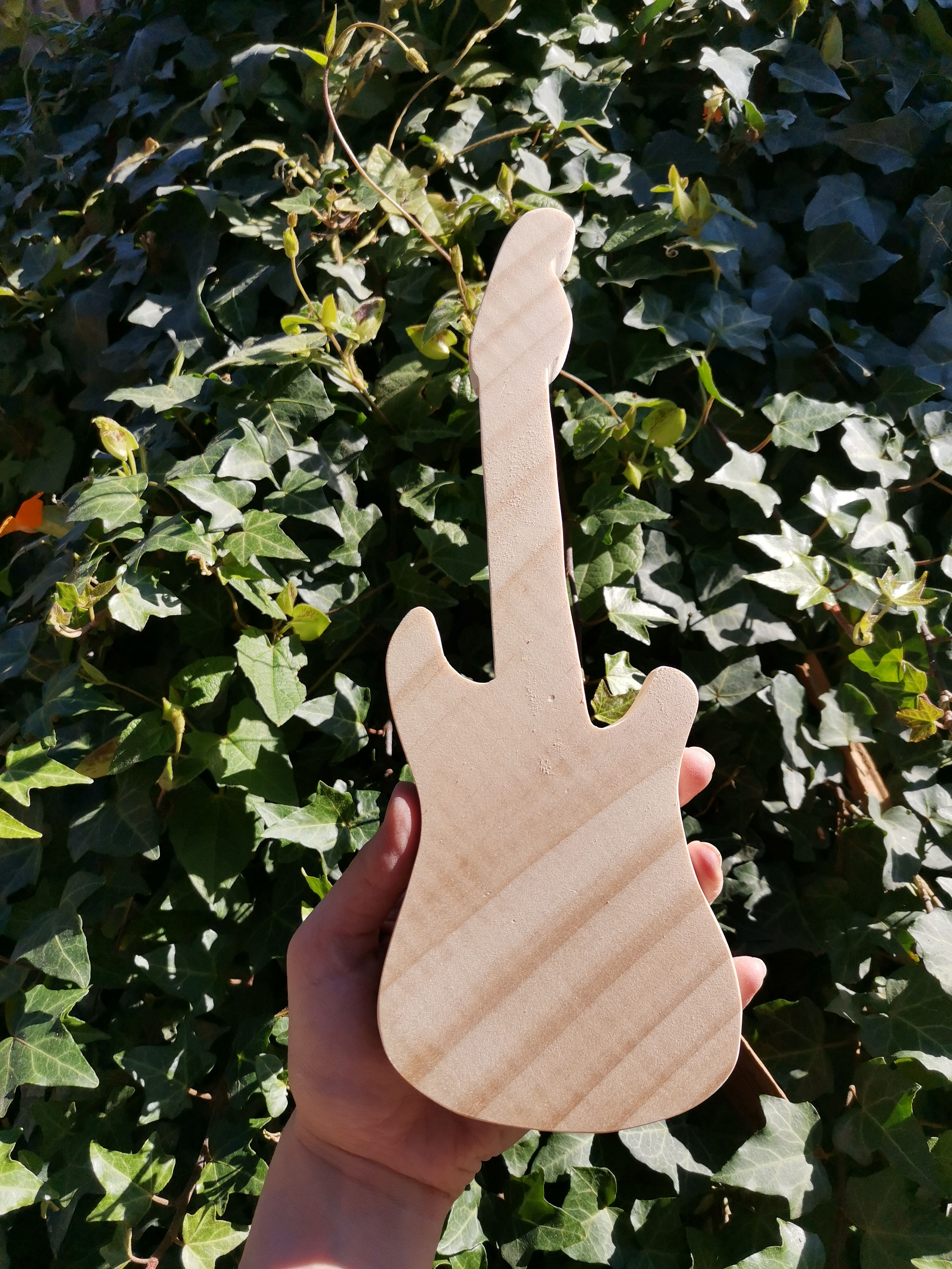 Guitarra de madera 