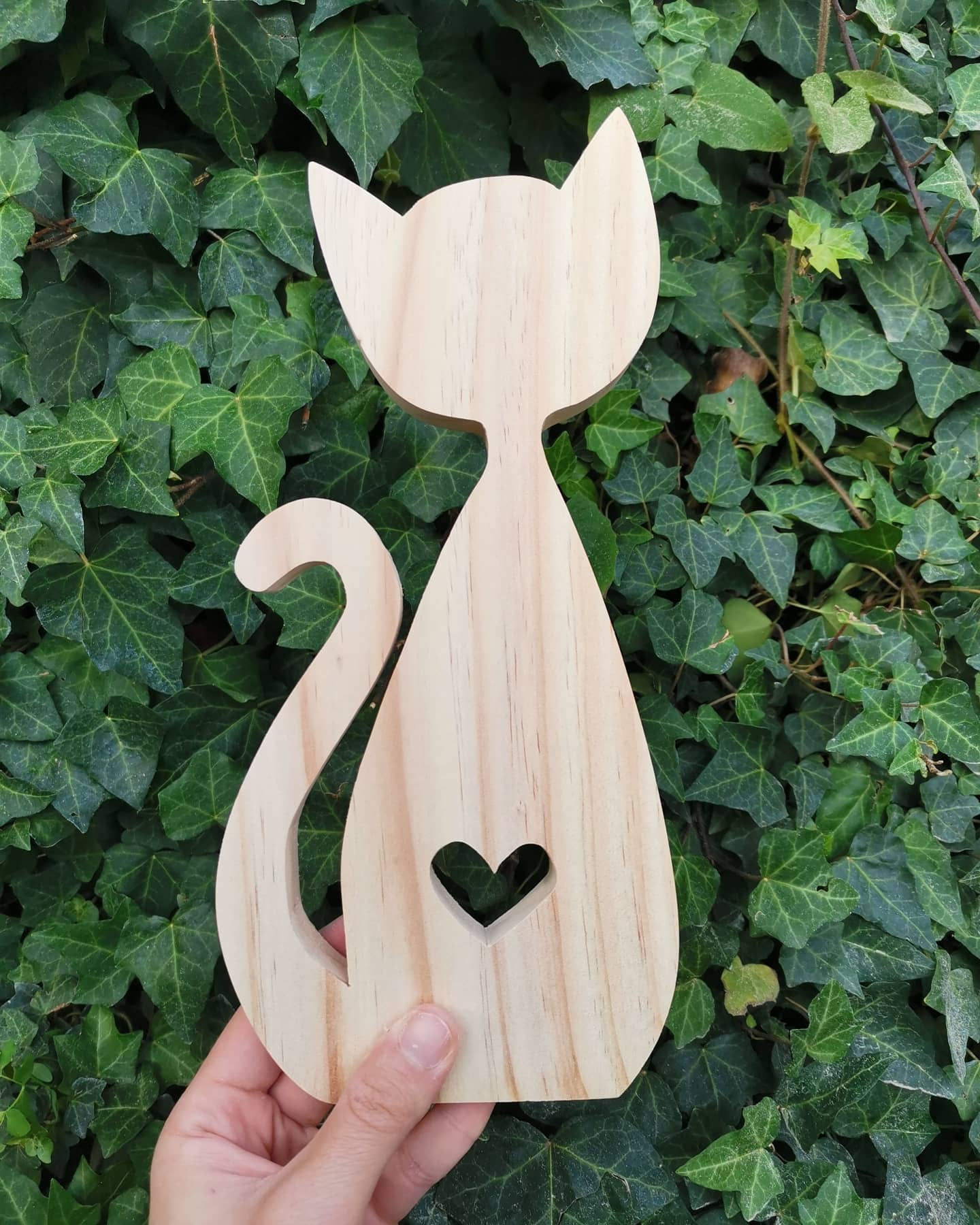 Gato alargado corazón calado 