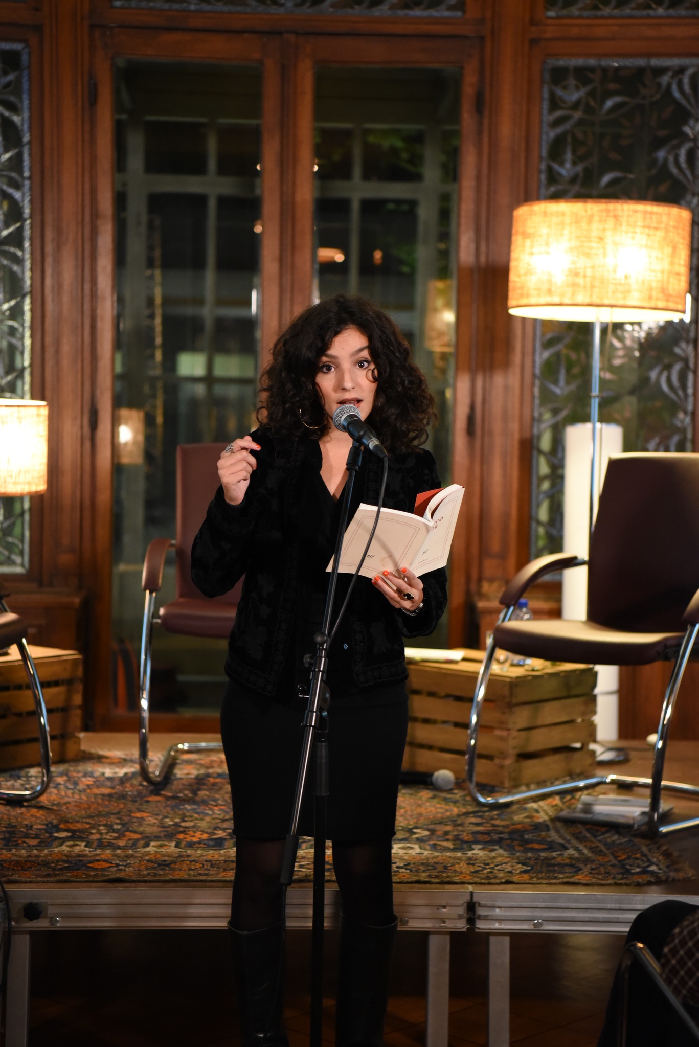 Anaïs Souada lors d’une lecture publique, un livre à la main