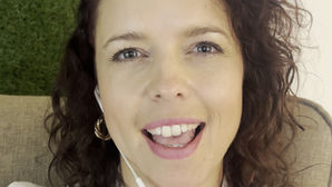 Coco Decrouppe erklärt die Soccer-Field-Methode®️ für Führungskräfte – wie unangenehme Gespräche leichter werden und KI dich dabei unterstützen kann.