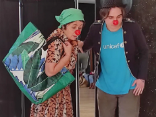 Deux stagiaires, mère et fils, avec un nez de clown, regardent le sol d'un air surpris.