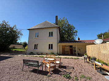 salon de jardin devant la grande maison.JPEG