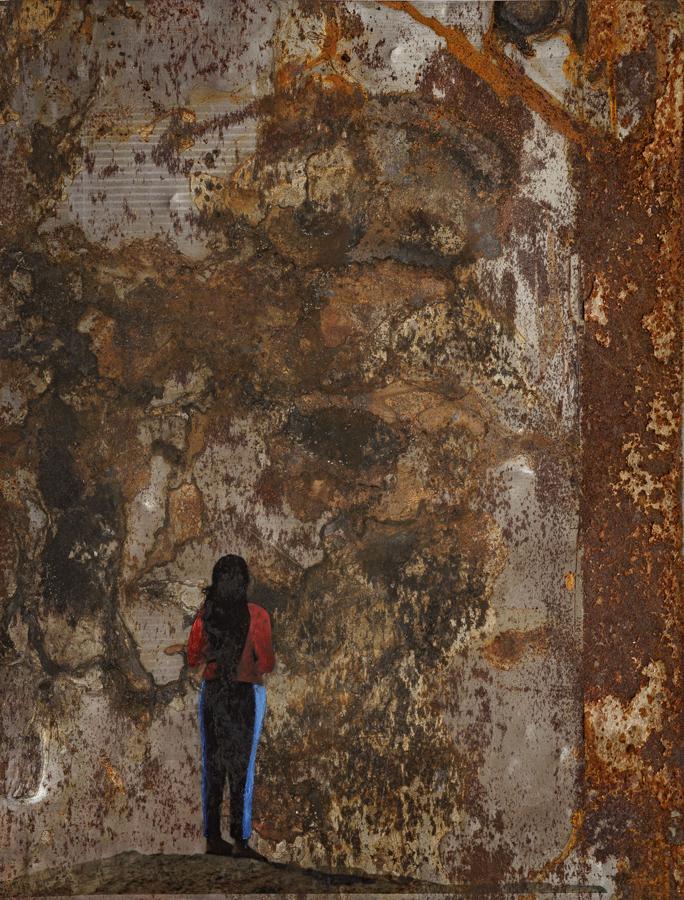 Mujer contemplando