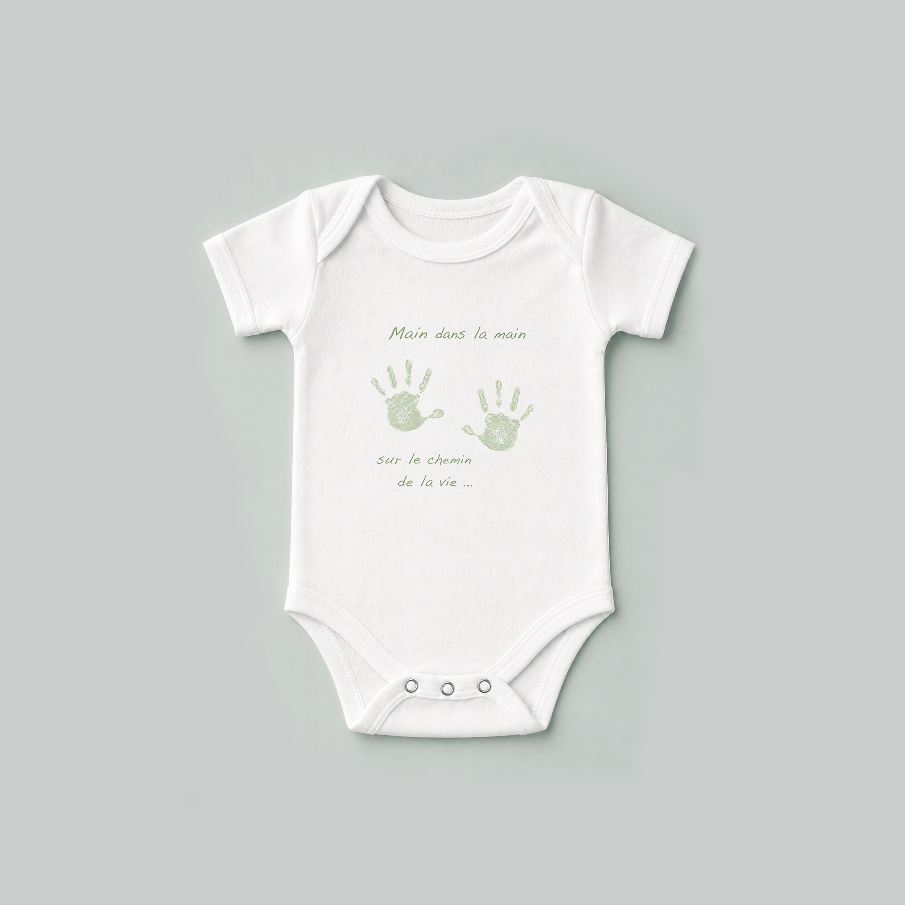 Body bébé blanc avec empreintes de mains vertes et le texte « Main dans la main vers la chance de la vie »