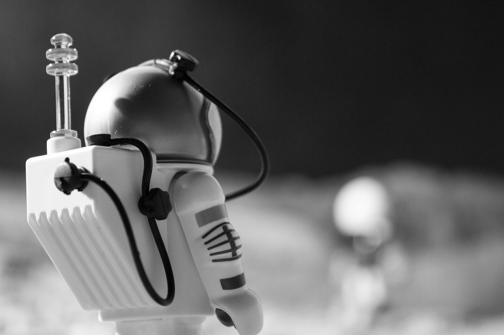 Photo d'une figurine Playmobil nette avec une autre en arrière plan floue.