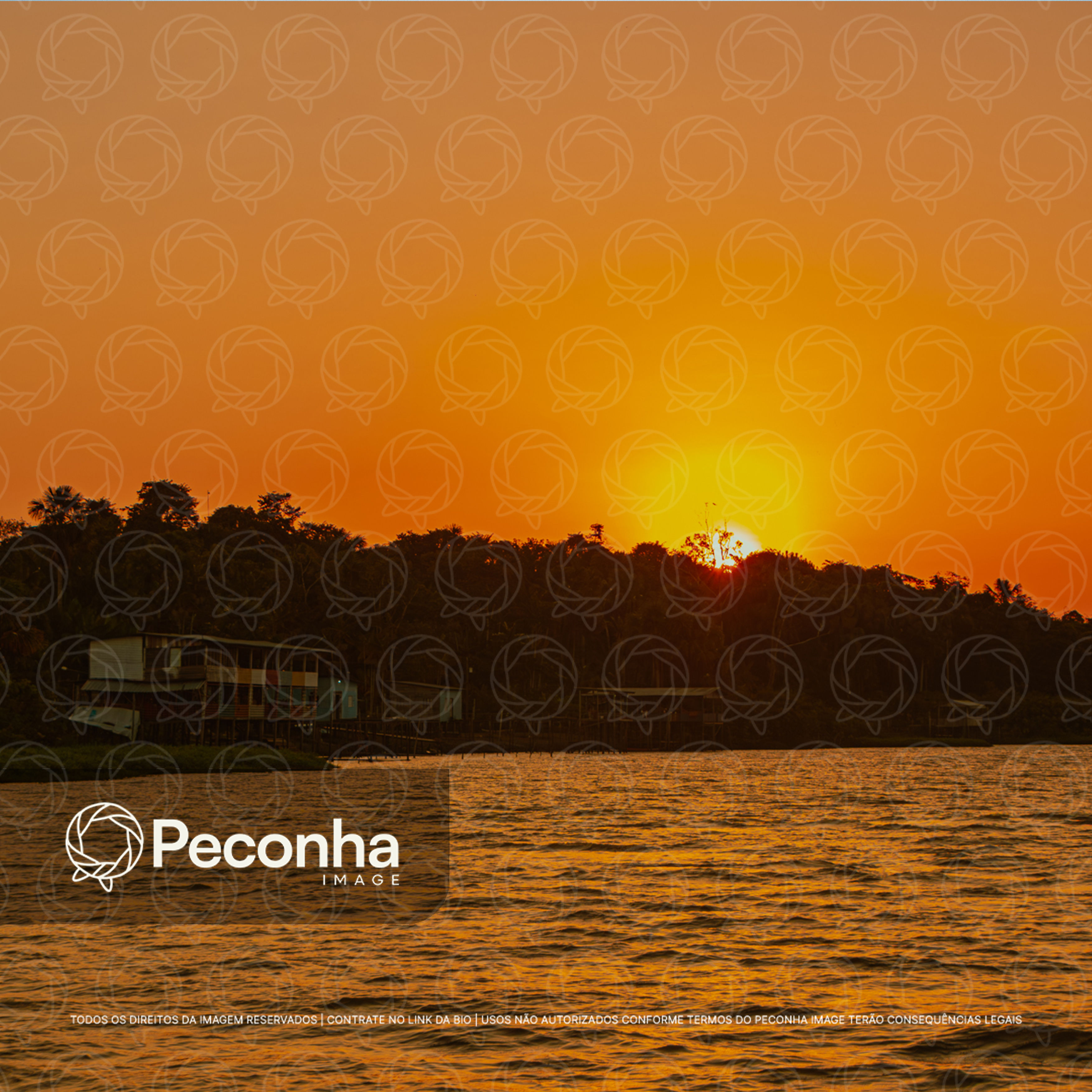 Pôr do sol no rio Amazonas