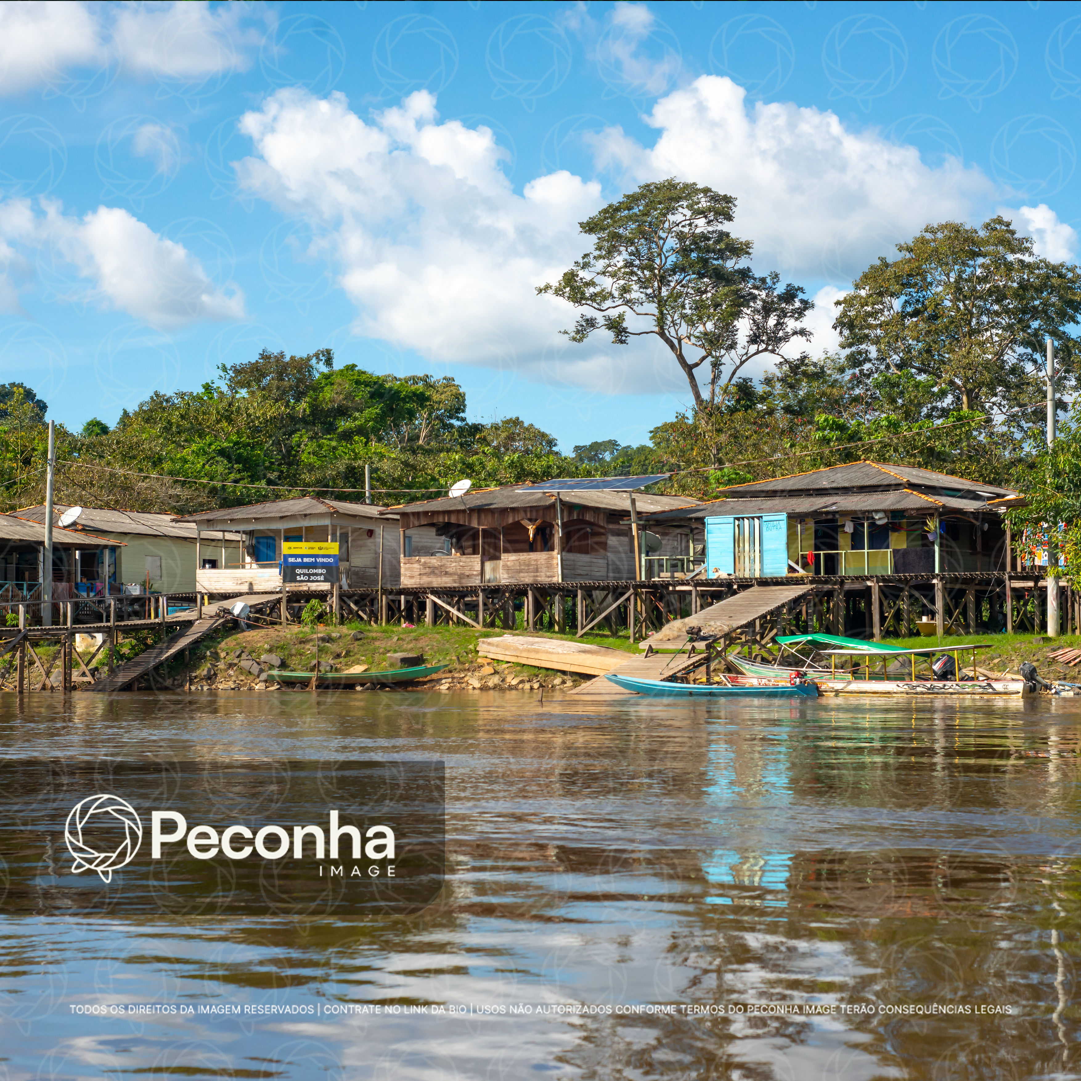 Casas ribeirinhas na margem amazônica