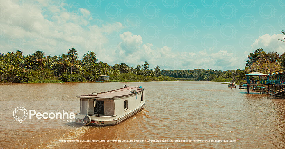 Miniatura: Barco navegando rio na Amazônia