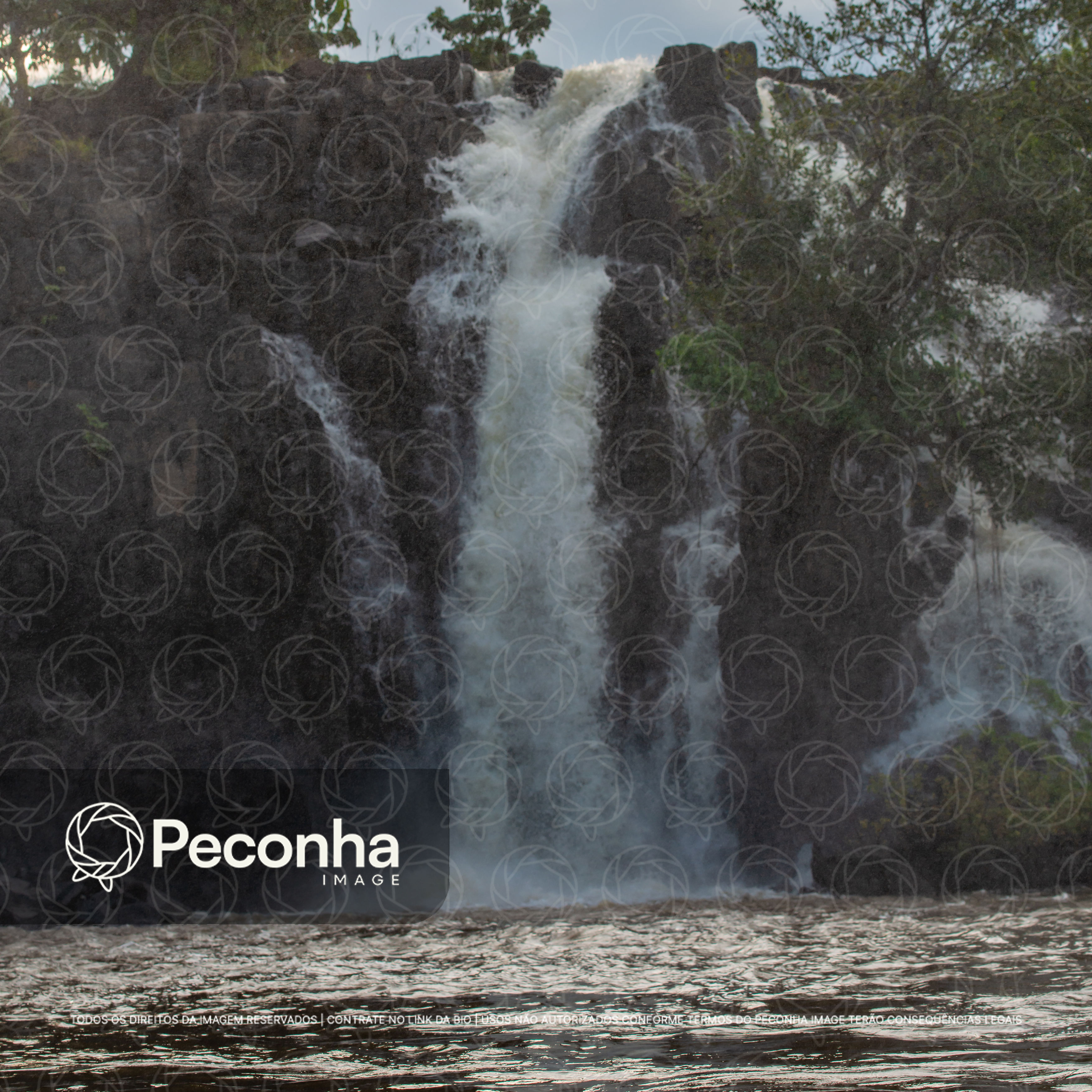 Queda d'água na selva amazônica
