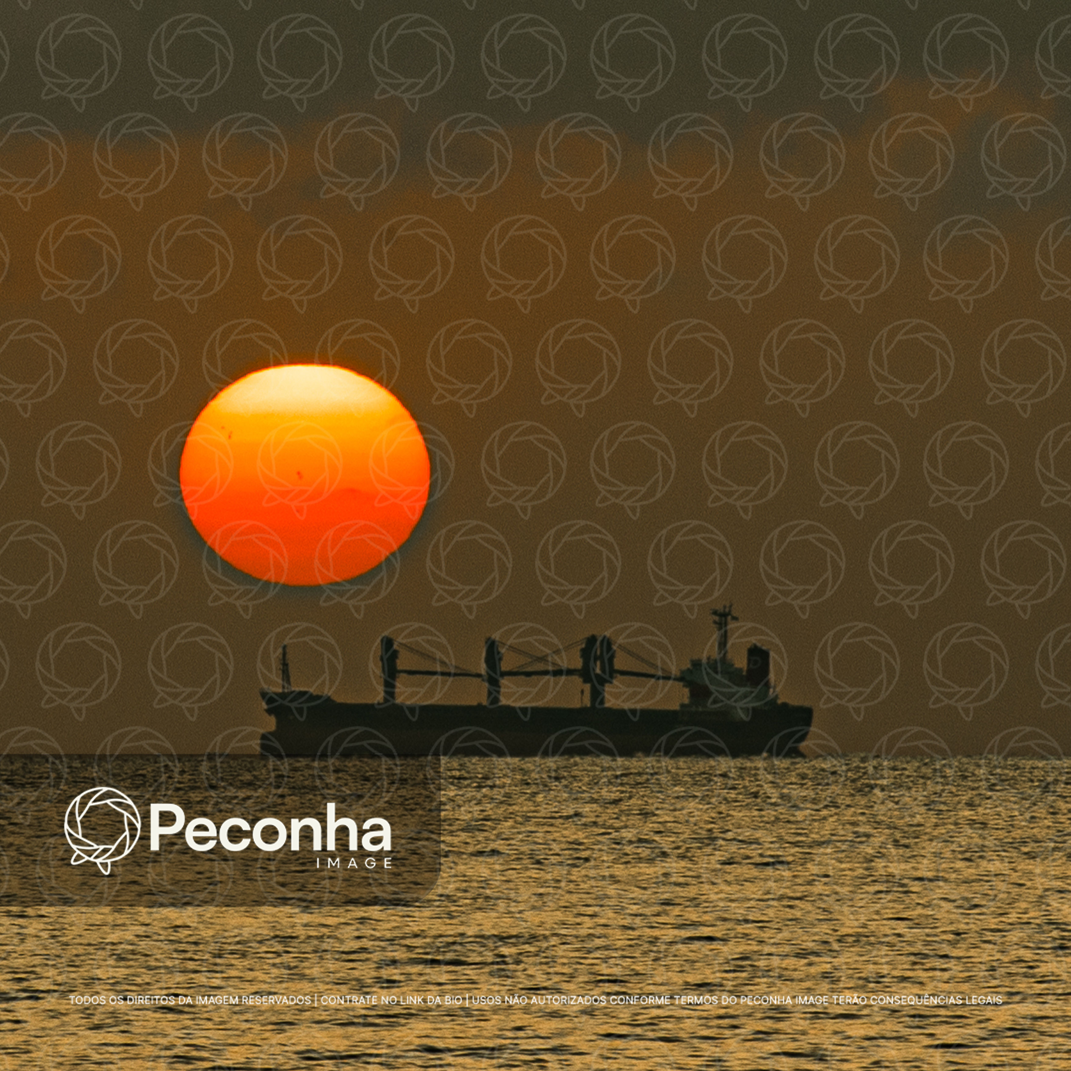 Navio sob pôr do sol amazônico